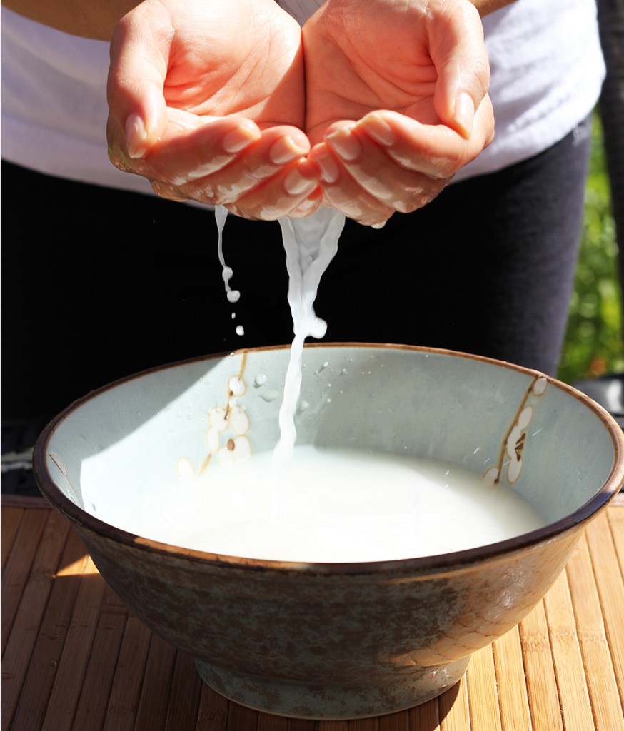 Nước vo gạo chứa nhiều vitamin B5 giúp ngăn ngừa lão hóa, làm mịn và sáng da rất tốt.