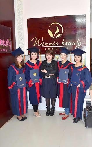Hiệu trưởng Winnie Nguyễn chụp ảnh lưu niệm sau khi trao bằng chứng nhận cho các học viên Nail khóa N668