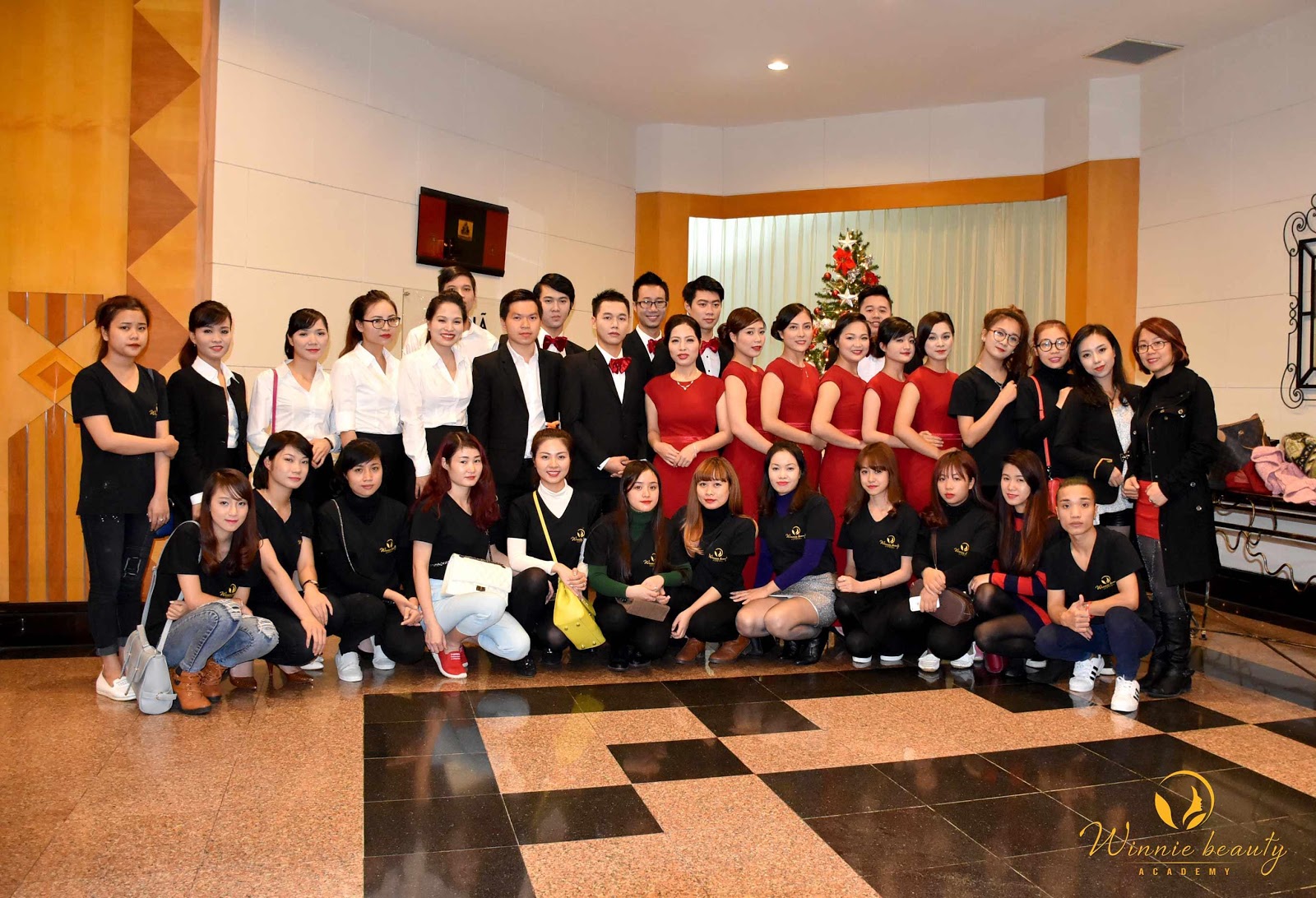 Học viên của Winnie Academy cùng giảng viên chụp ảnh lưu niệm với nhân viên của Toyota và khách sạn Meliá (ảnh 2)