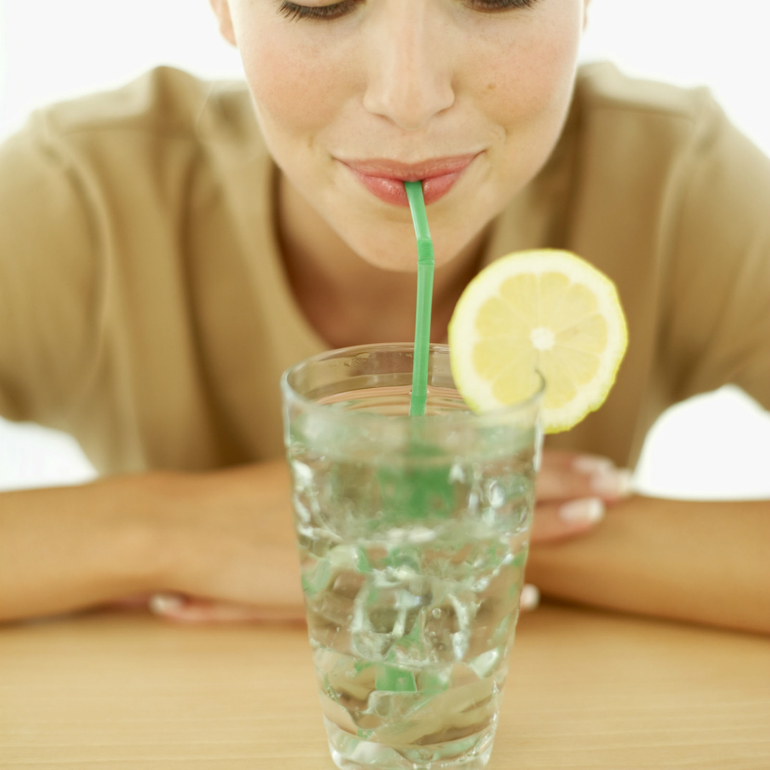 Uống nước bằng ống hút khiến phần da quanh miệng bị lão hóa