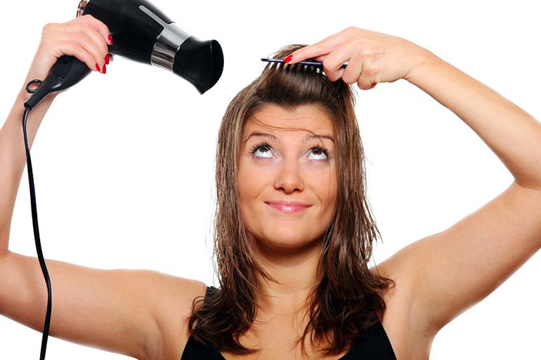 Bạn thấy mình sấy tóc không được đẹp như ở tiệm? Nguyên nhân có thể là do chiếc máy sấy tóc của bạn đấy!