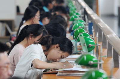 Tư tưởng “Đại học là con đường duy nhất dẫn tới thành công” tạo ra nhiều áp lực đè nặng lên vai rất nhiều bạn trẻ.