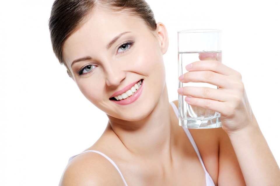 Uống đủ nước để dưỡng ẩm từ bên trong cơ thể