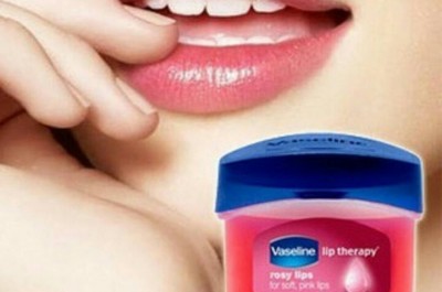 Dưỡng môi với Vaseline giúp môi trở nên căng mọng quyến rũ