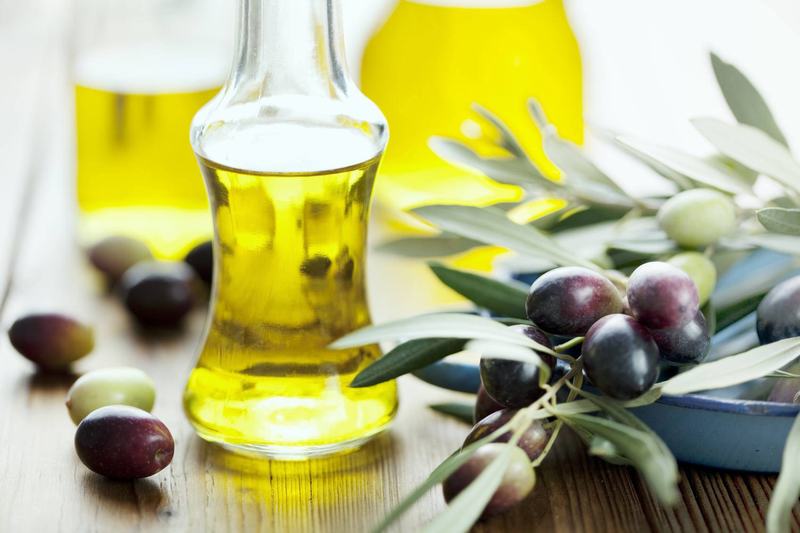 Dầu olive rất tốt cho việc dưỡng móng tại nhà