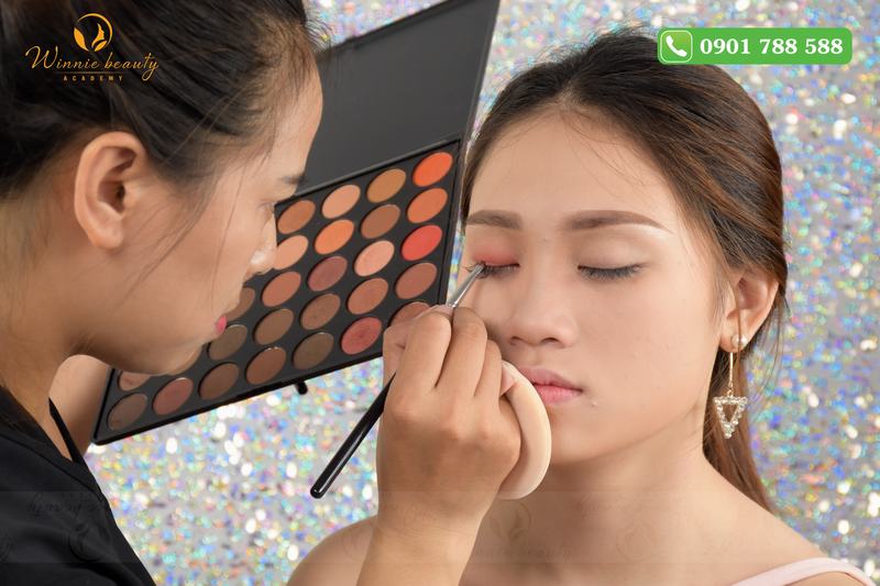 Sử dụng các dụng cụ trang điểm thay vì dùng tay trực tiếp trong quá trình Makeup