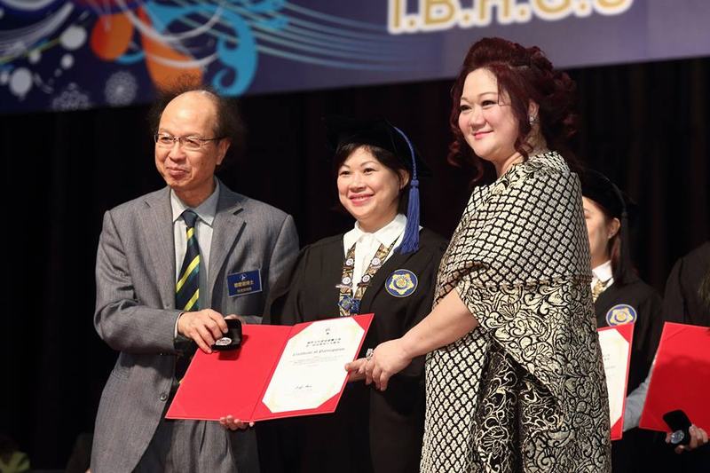 Bà Carmen Pang và ông Chong Chin UK ( Đại diện IBHGU) trao chứng chỉ BHL cho thí sinh