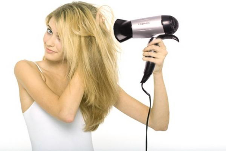 Lạm dụng máy sấy tóc là nguyên nhân bên ngoài khiến tóc hư tổn