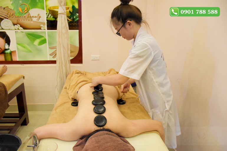 Massage cơ thể hiệu quả nhờ sử dụng hơi nóng từ đá