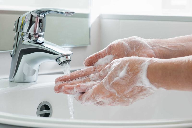 Rửa tay thật sạch sẽ giúp loại bỏ vi khuẩn khi tiếp xúc với da mặt