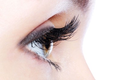 Massage mí mắt có tác dụng rất tốt trong việc nuôi dưỡng lông mi