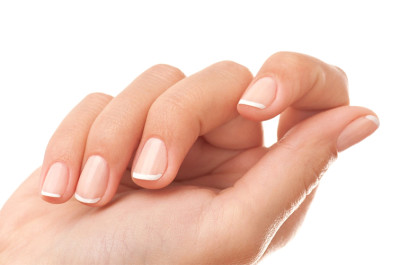 Bạn nên chăm chỉ dưỡng móng tay