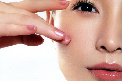 Massage giúp da mắt khỏe hơn