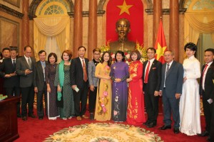 Bà Nguyễn Hải Yến đại diện học viện Winnie áo vàng đứng bên trái phó chủ tịch nước