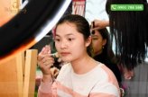 Khách hành Aeon tập trung thực hành kiến thức của lớp học make up wnnie
