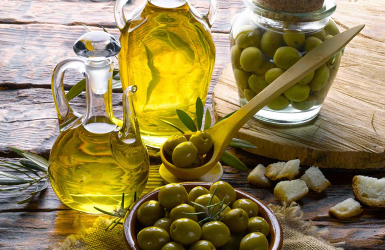 Bạn nên ngâm móng trong dầu olive