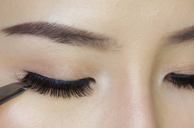 Chia nhỏ mi giả rồi gắn