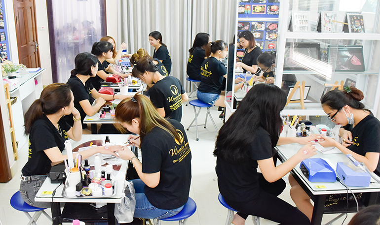 Lớp học vẽ móng chuyên nghiệp tại Winnie Beauty Academy 