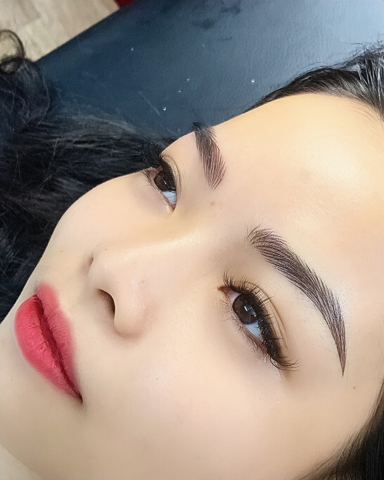 Lông mày được thực hiện bằng công nghệ Hairstroke